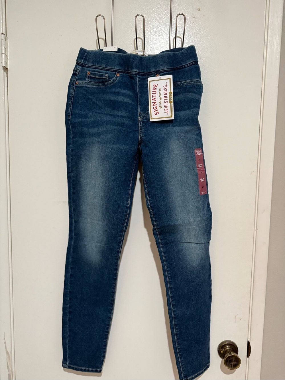 Levi’s Signature Pull on Skinny Women’s Jeans. Size 6